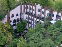 M9020100-Verbessert-SR 1  Hunderwasserhaus September 2023, Rundgang durch das Haus Blick in den Hof : Magdeburg, September 2023