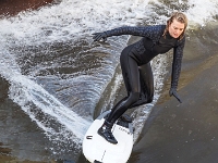 Spaziergang in  Hannover am  8.01.2023  Surfen auf der Leinewelle