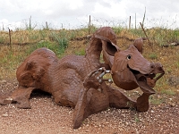 p5236275 f 1  Israel_2017 / Auf den Golanhoehen - Figuren aus alten Waffen : ISR, Israel