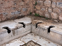 P1202062 1  Ephesos - Gemeinschaftstoilette