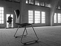 P9180041 SW f 1  ein stuhl im gaswerk augsburg