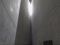 im Museum - ein leerer, dunkler  Raum  Juedisches Museum Berlin, Mai 2022 : Jüdisches Museum, Berlin, Mai 2022