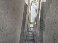 Stelen im Aussenbereich  Juedisches Museum Berlin, Mai 2022 : Jüdisches Museum, Berlin, Mai 2022